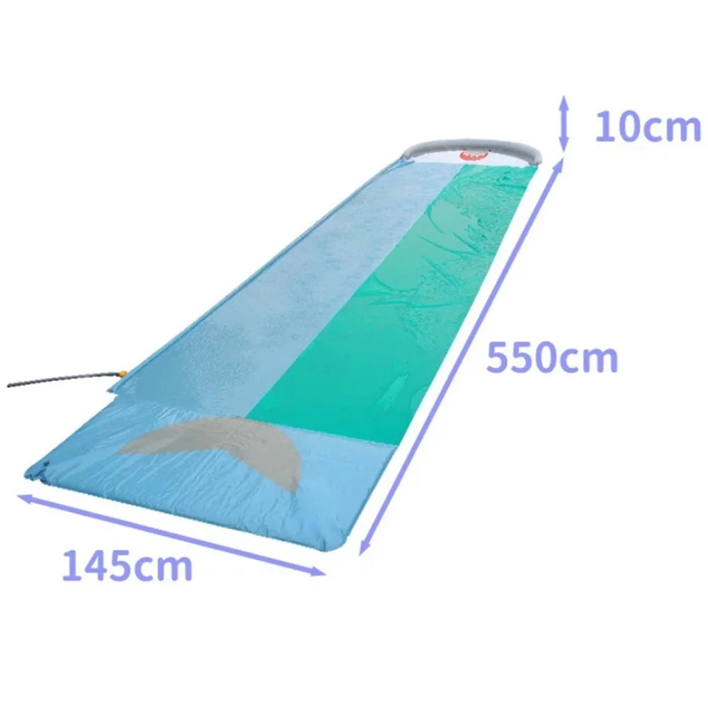 Vue d'ensemble du toboggan aquatique gonflable requin pour jardin