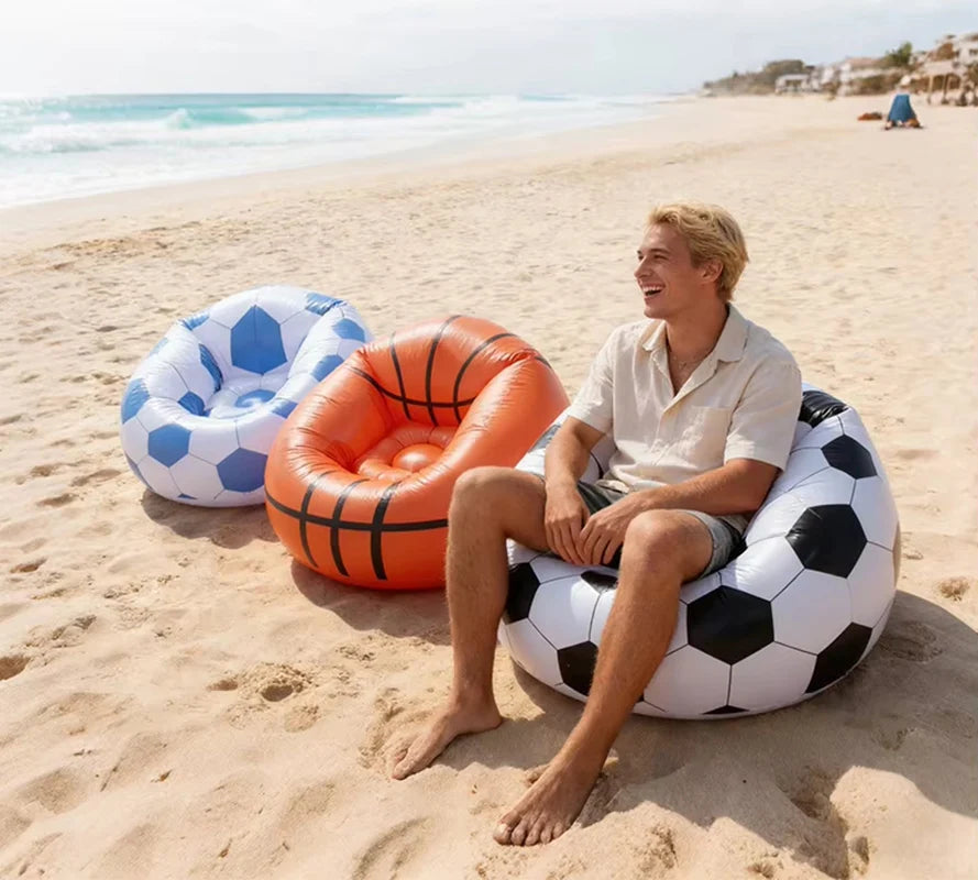 Personne assise sur le canapé gonflable motif ballon