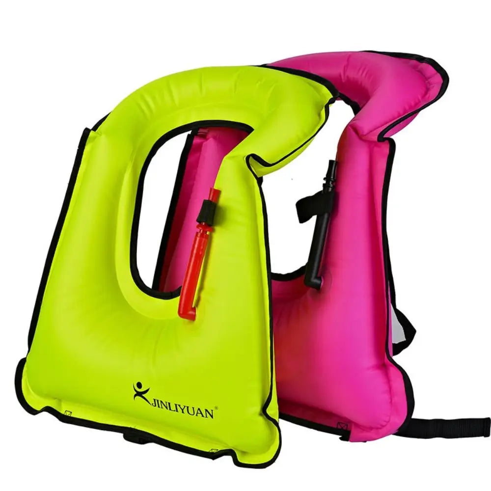 Gilet de natation gonflable rose porté en piscine