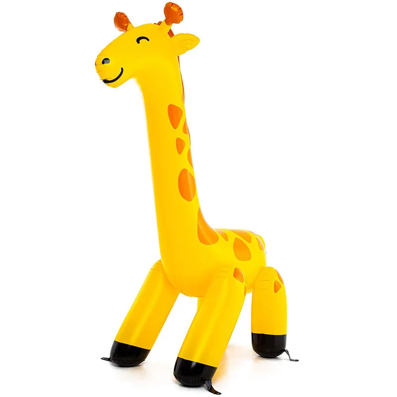 Enfants jouant avec la girafe gonflable au jardin