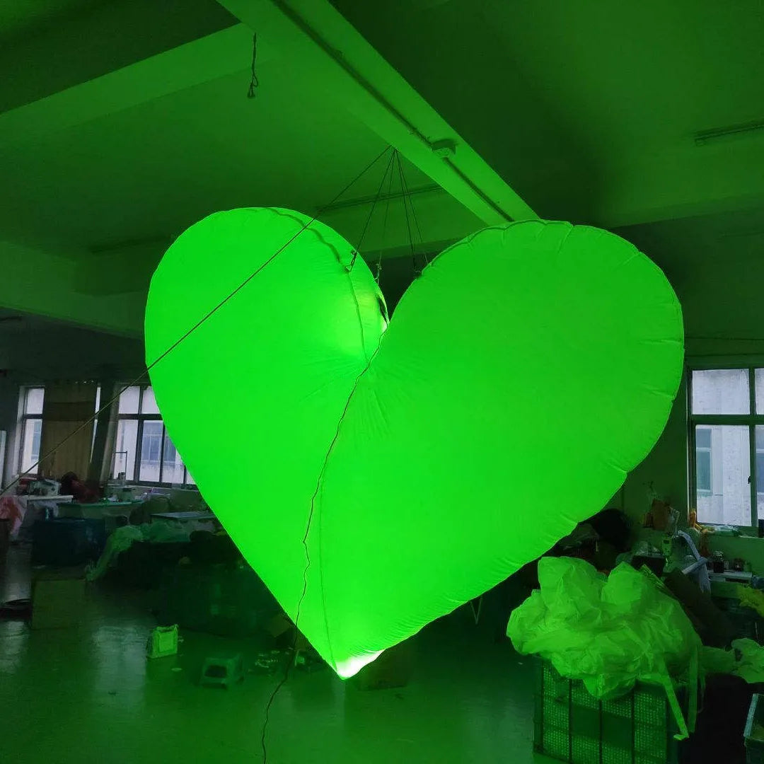 Coeur gonflable décoratif installé dans un bar