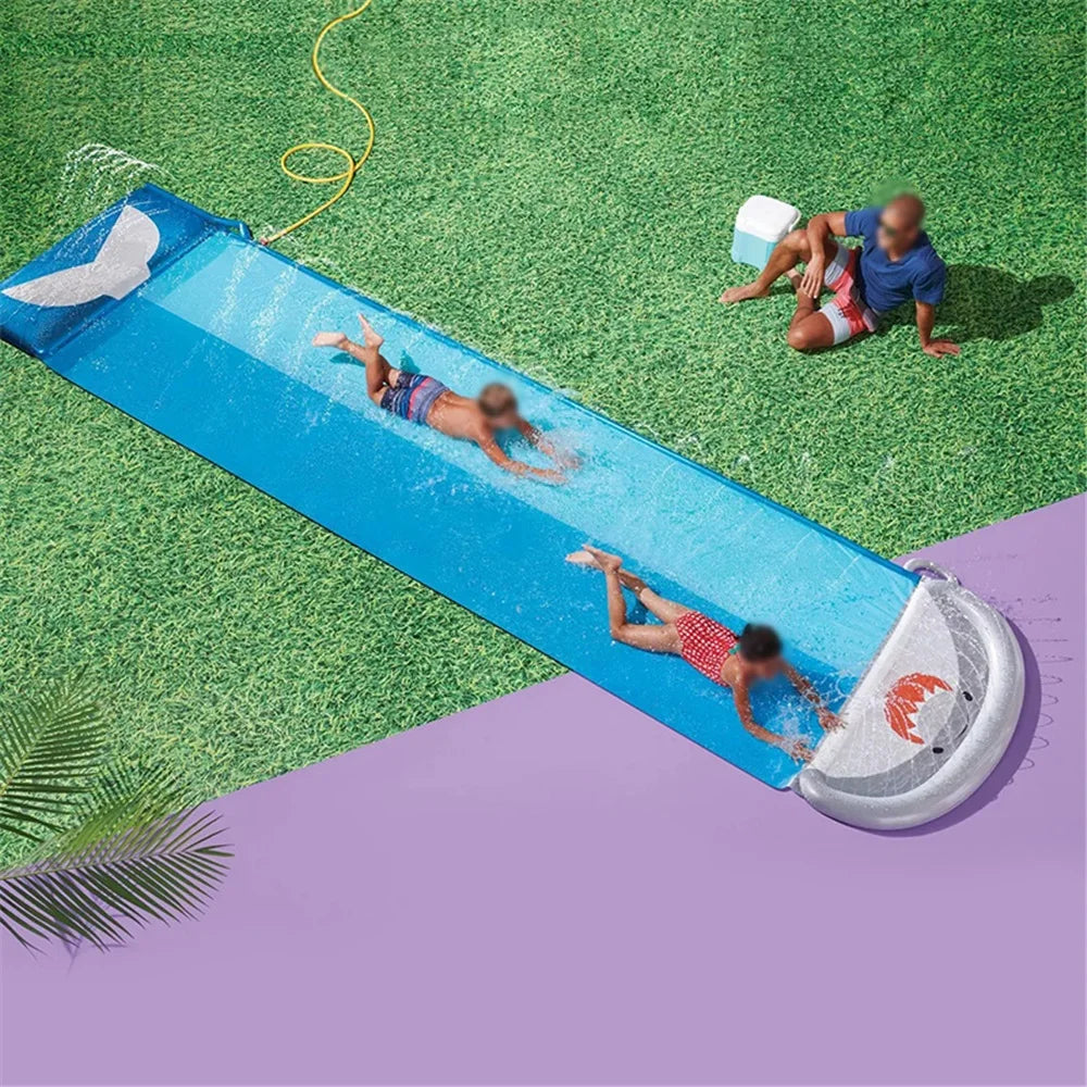 Installation du toboggan aquatique gonflable sur le gazon