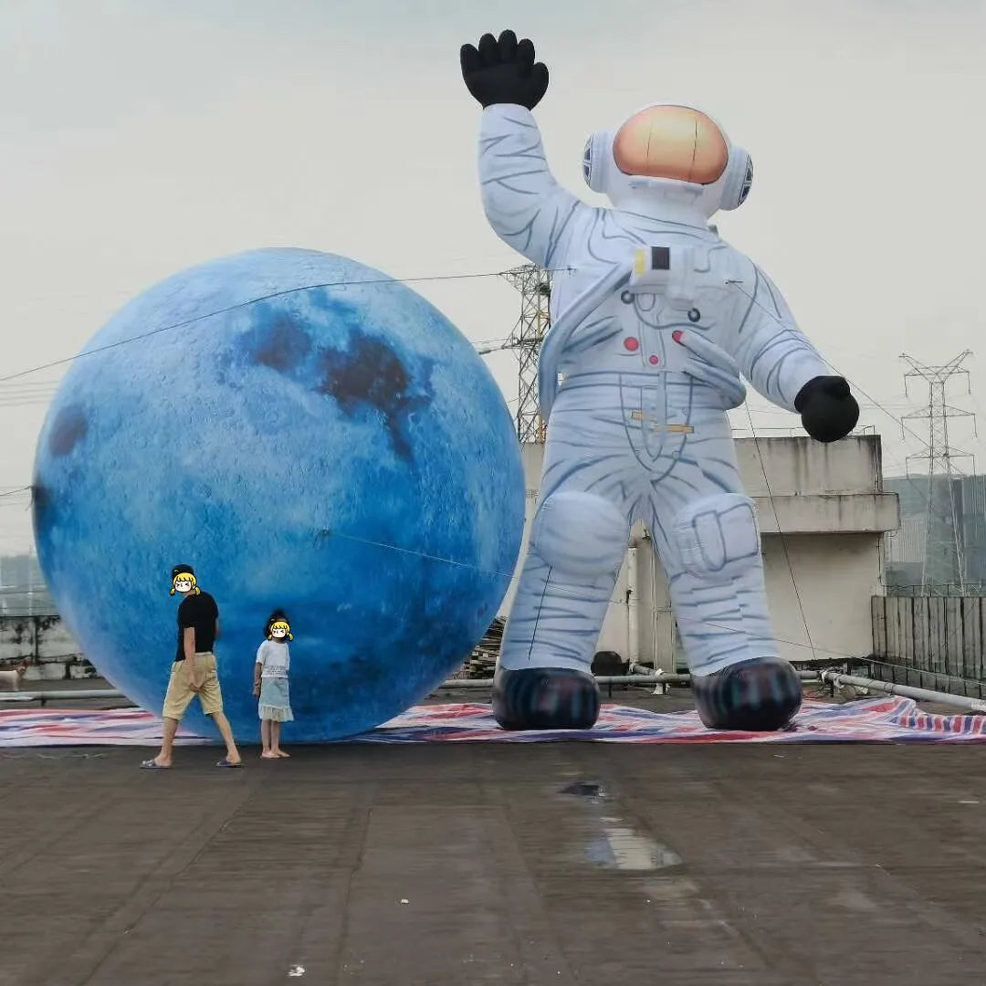Décoration gonflable astronaute vue de face avec détails du casque lumineux