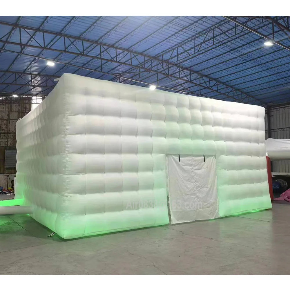 Intérieur de la tente gonflable cube blanc aménagé