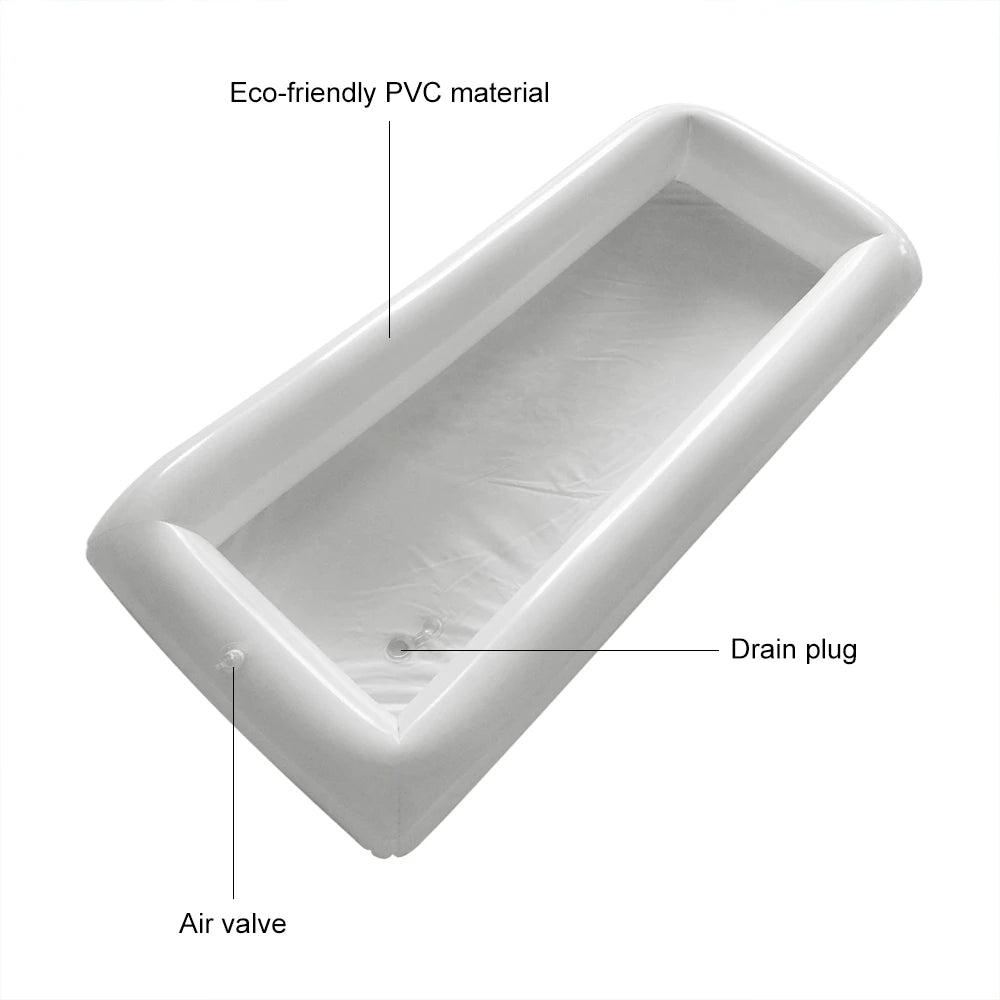 Planche de service à glace gonflable au bord de la piscine