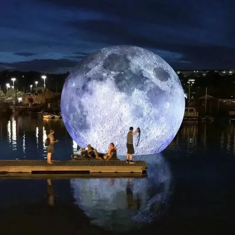 Sphère lune gonflable PVC vue de près