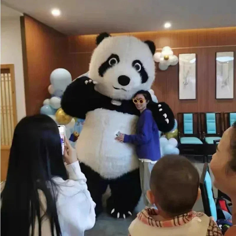 Costume gonflable panda géant porté lors d'une fête