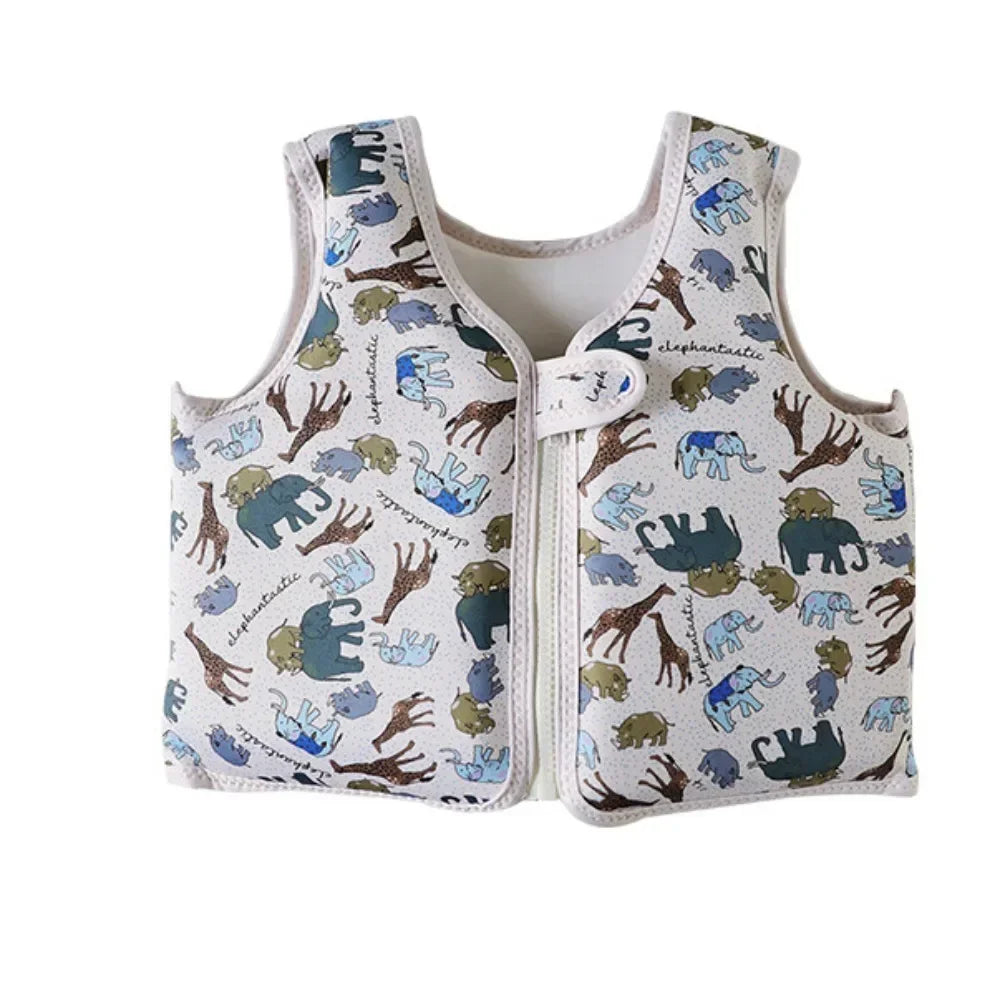 Gilet de flottaison bébé motif coloré au bord de la piscine