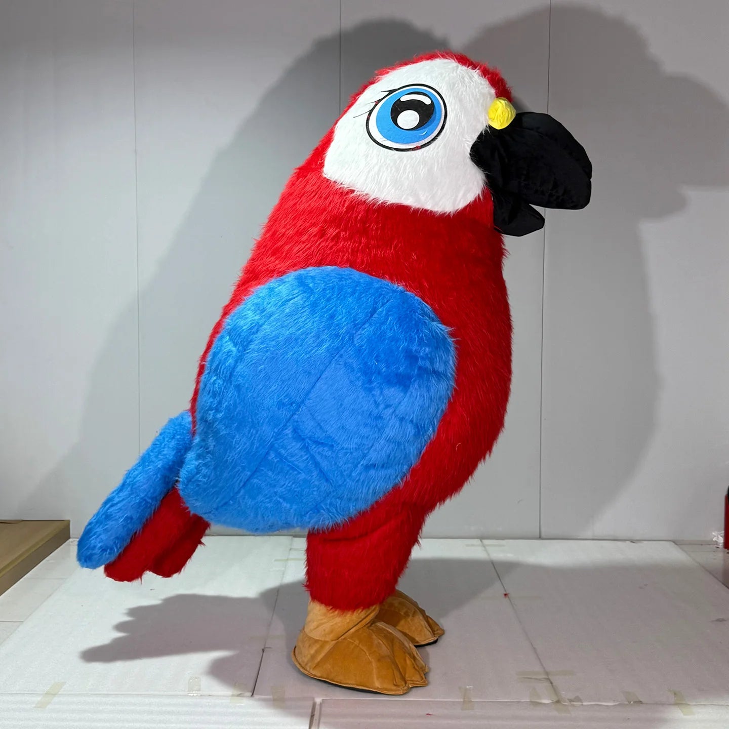 Costume gonflable perroquet multicolore, vue arrière