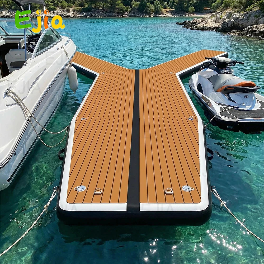 Ponton gonflable en Y noir installé près d'un bateau