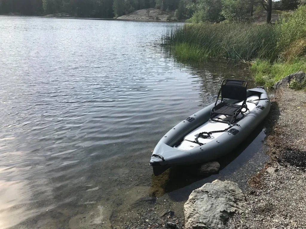 Kayak gonflable prêt à naviguer
