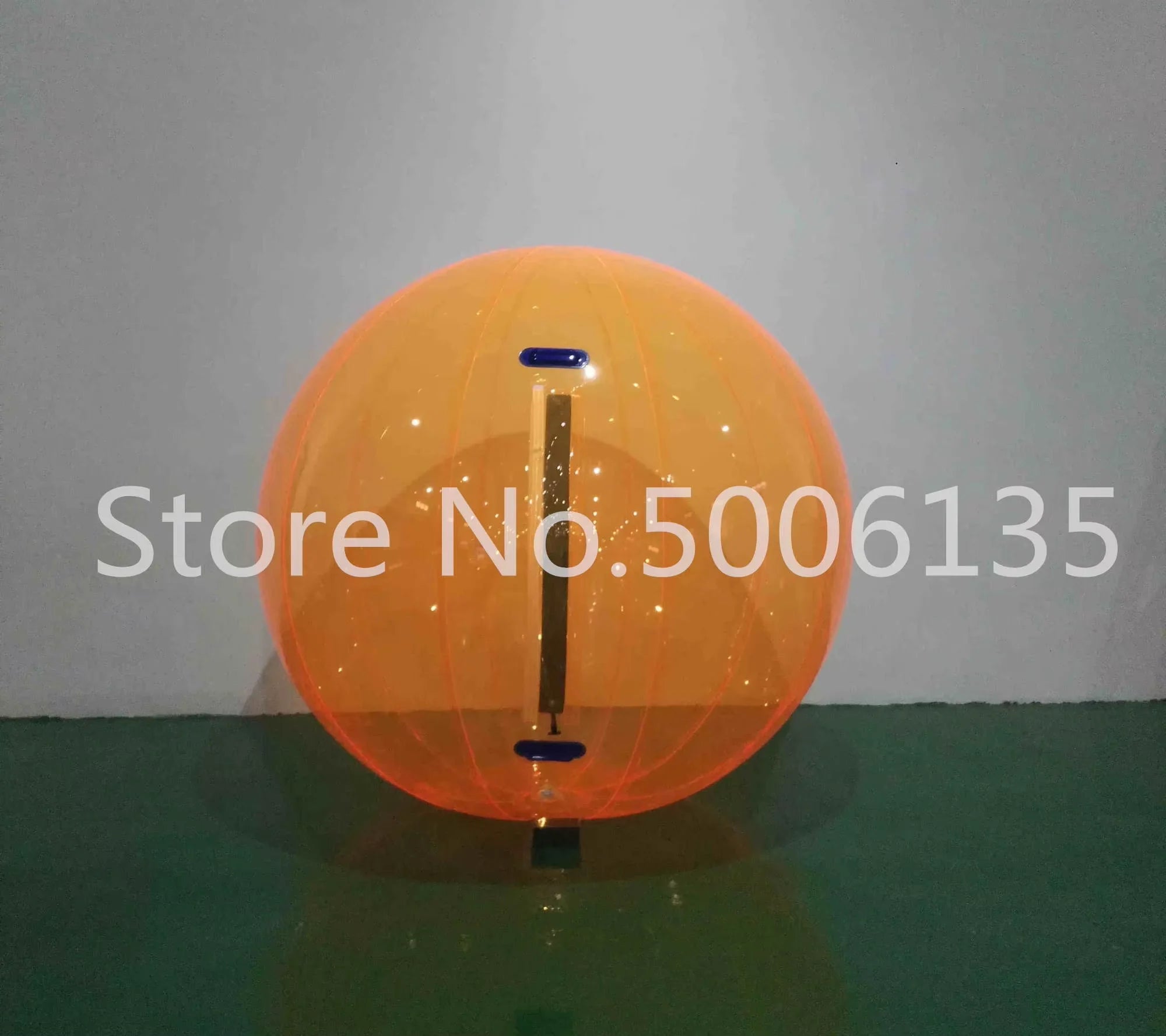 Enfant s'amusant dans zorb ball gonflable