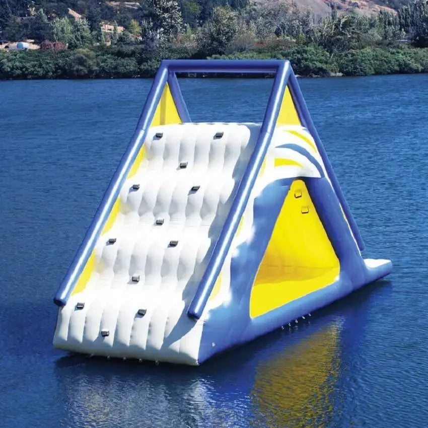 Toboggan aquatique gonflable flottant installé sur un lac