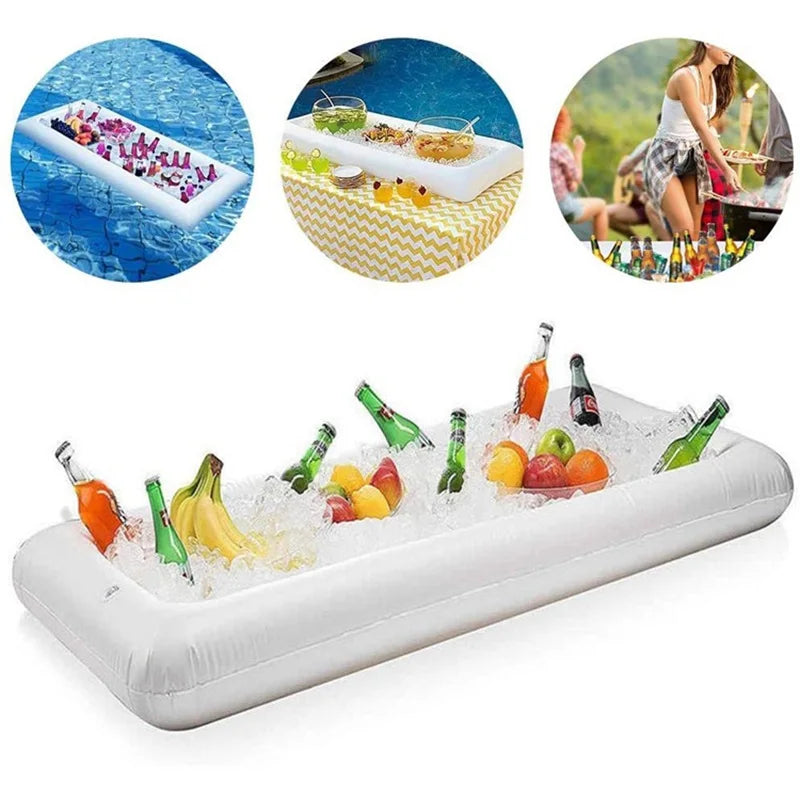 Plateau à glace gonflable rempli de glaçons et boissons au bord de la piscine