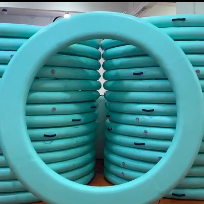 Enfants jouant sur la plateforme flottante gonflable en été