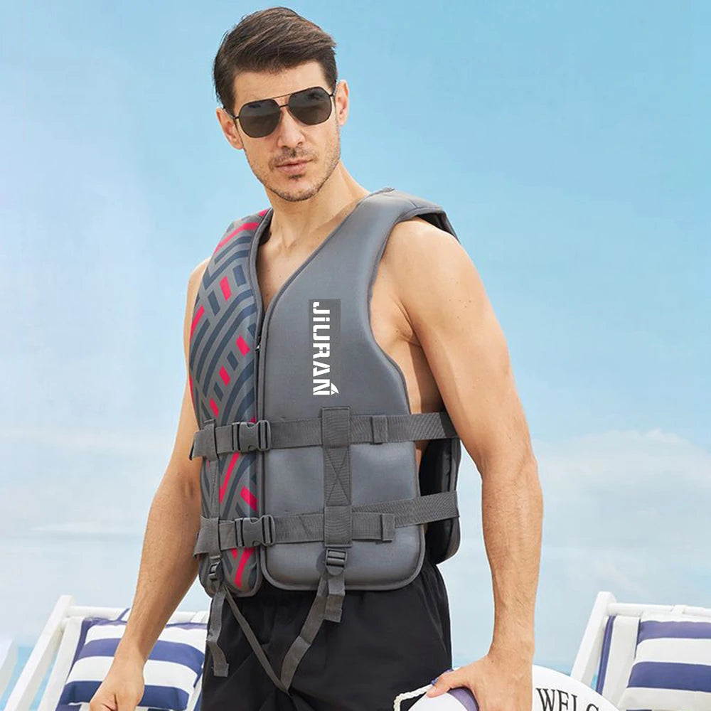 Gilet de pêche gris porté lors d'une sortie kayak