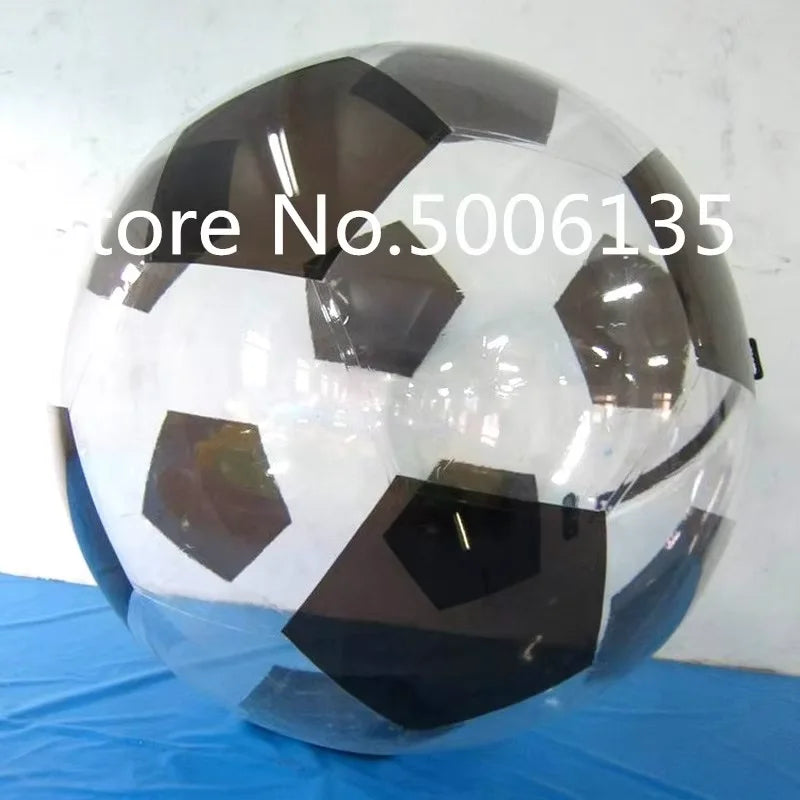 Personne marchant dans zorb ball sur l'eau