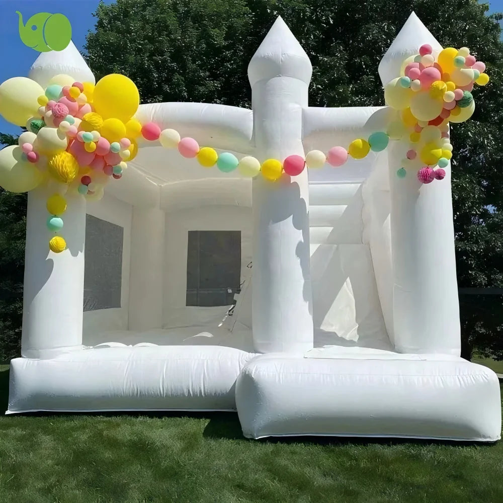 Château gonflable blanc mariage extérieur vue avant
