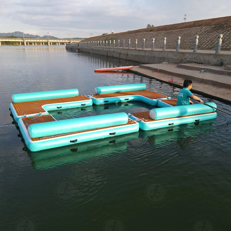 Plateforme flottante gonflable près d'un yacht