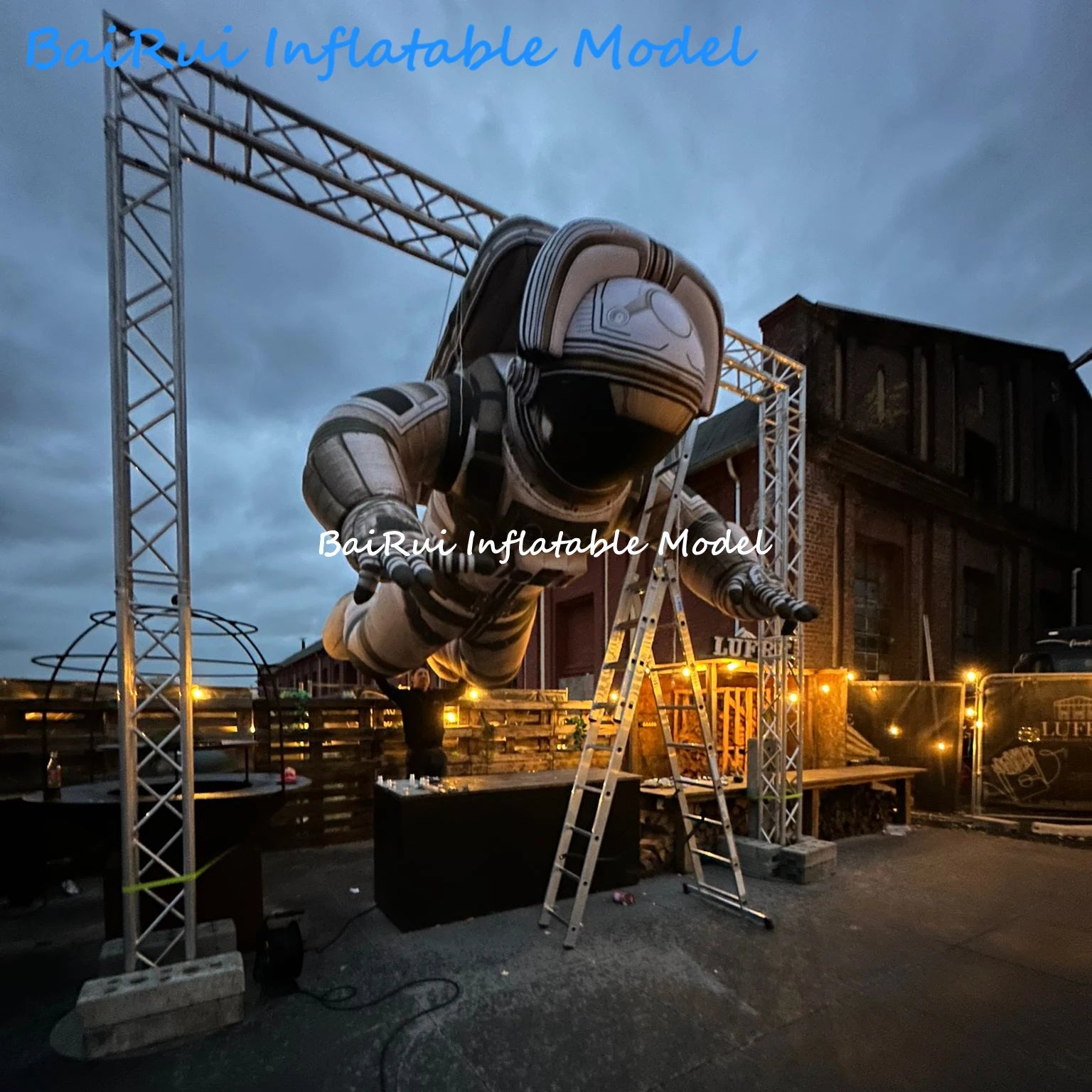 Figurine gonflable astronaute géante publicitaire