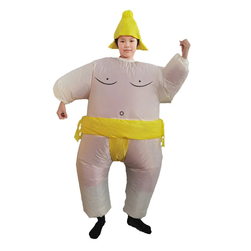 Costume sumo gonflable violet, porté en extérieur