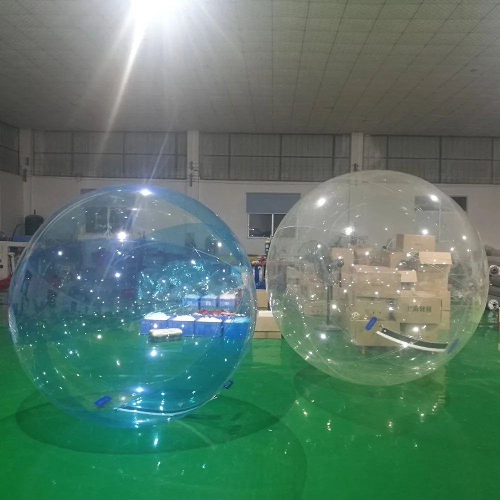 Zorb ball gonflable coloré sur plan d'eau