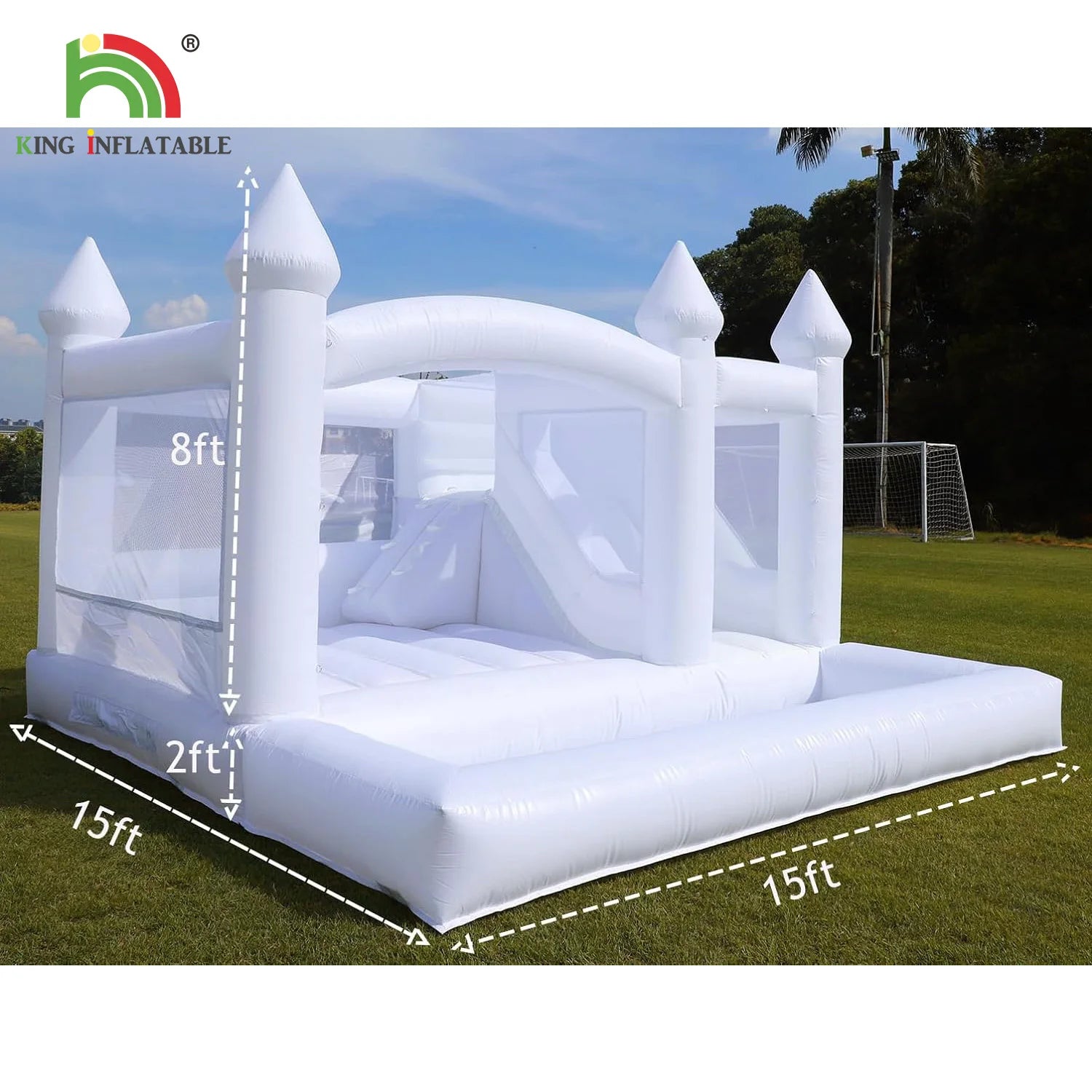 Château gonflable blanc avec toboggan installé en extérieur