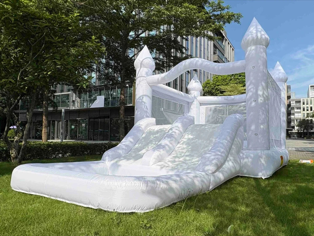 Château gonflable avec toboggan et souffleur
