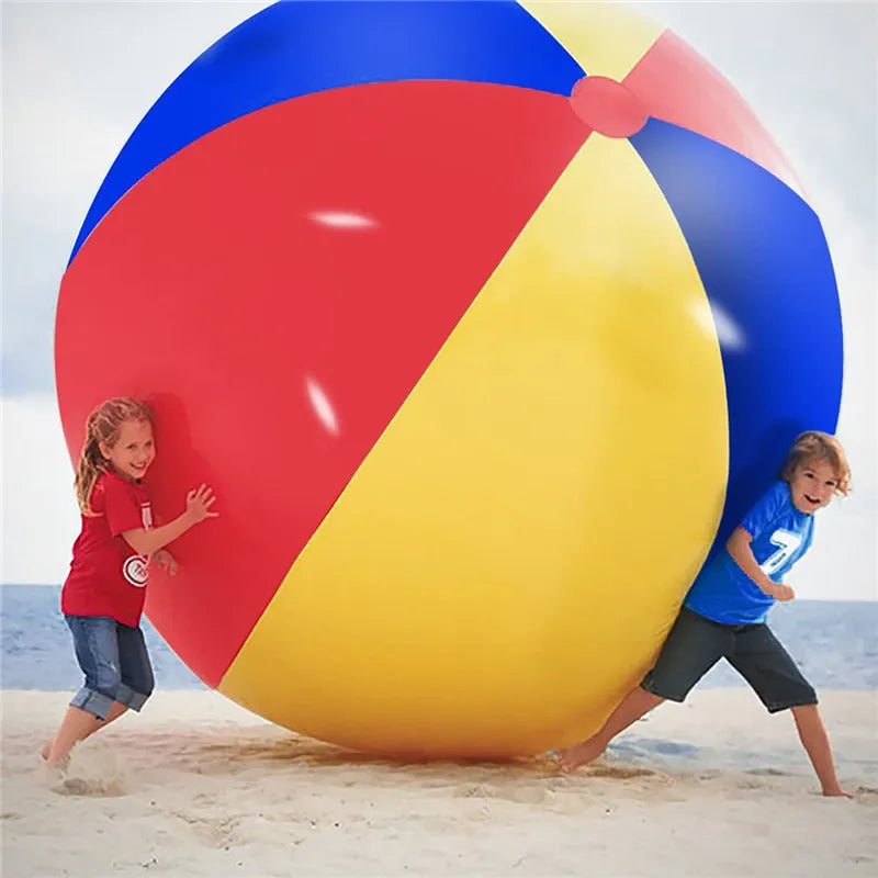 Ballon gonflable de plage géant sur le sable