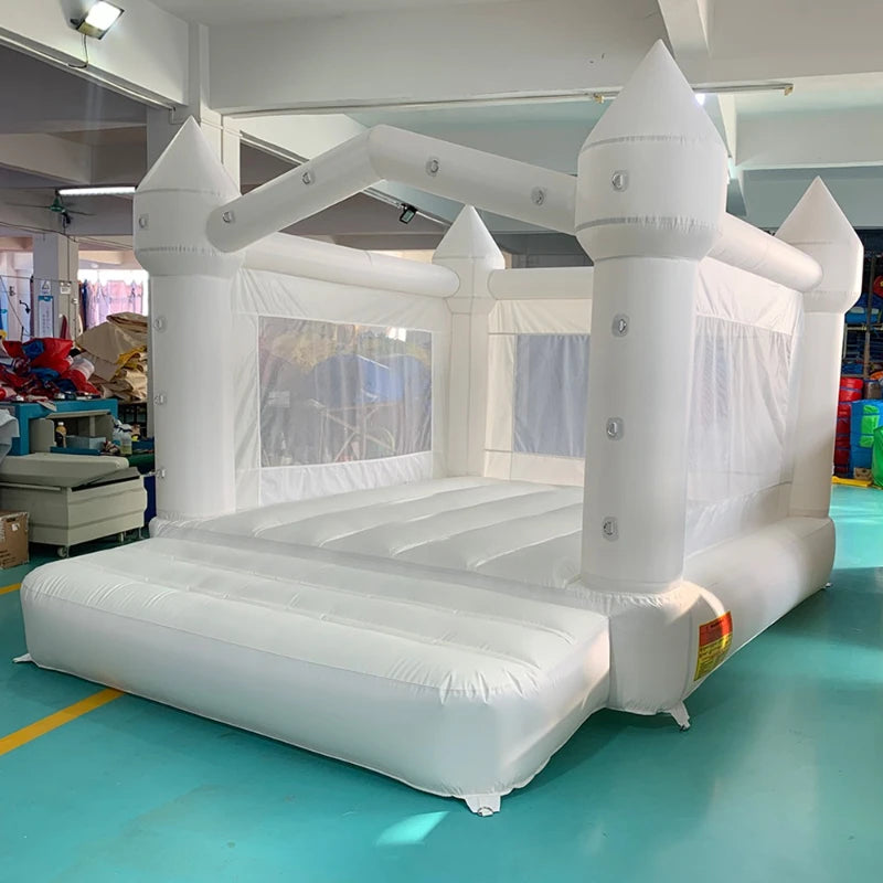 Château gonflable blanc avec toboggan 4 × 3 m déployé