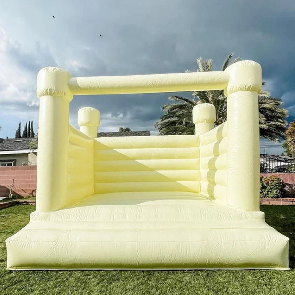 Château gonflable pastel jaune pour événement en plein air