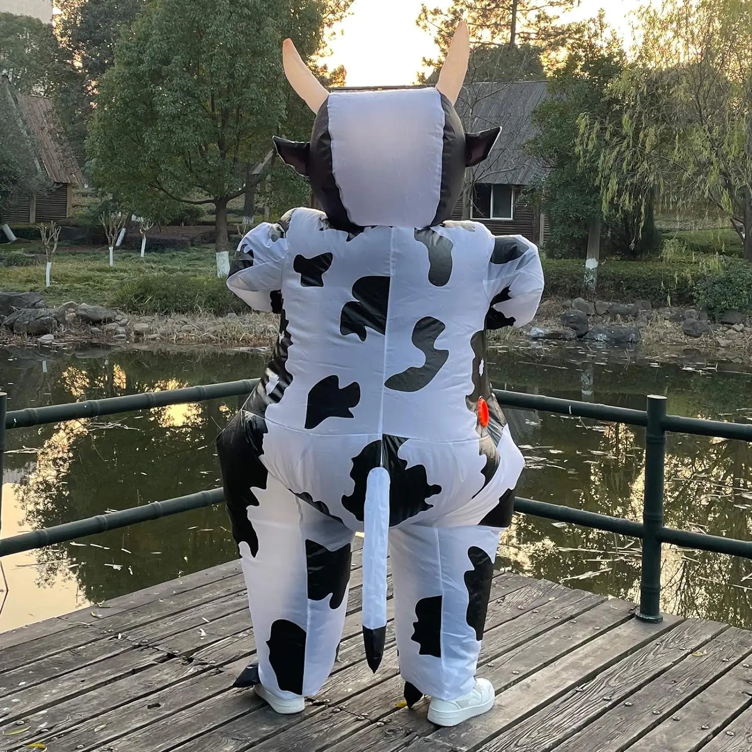 Costume gonflable vache laitière adulte blanc et noir