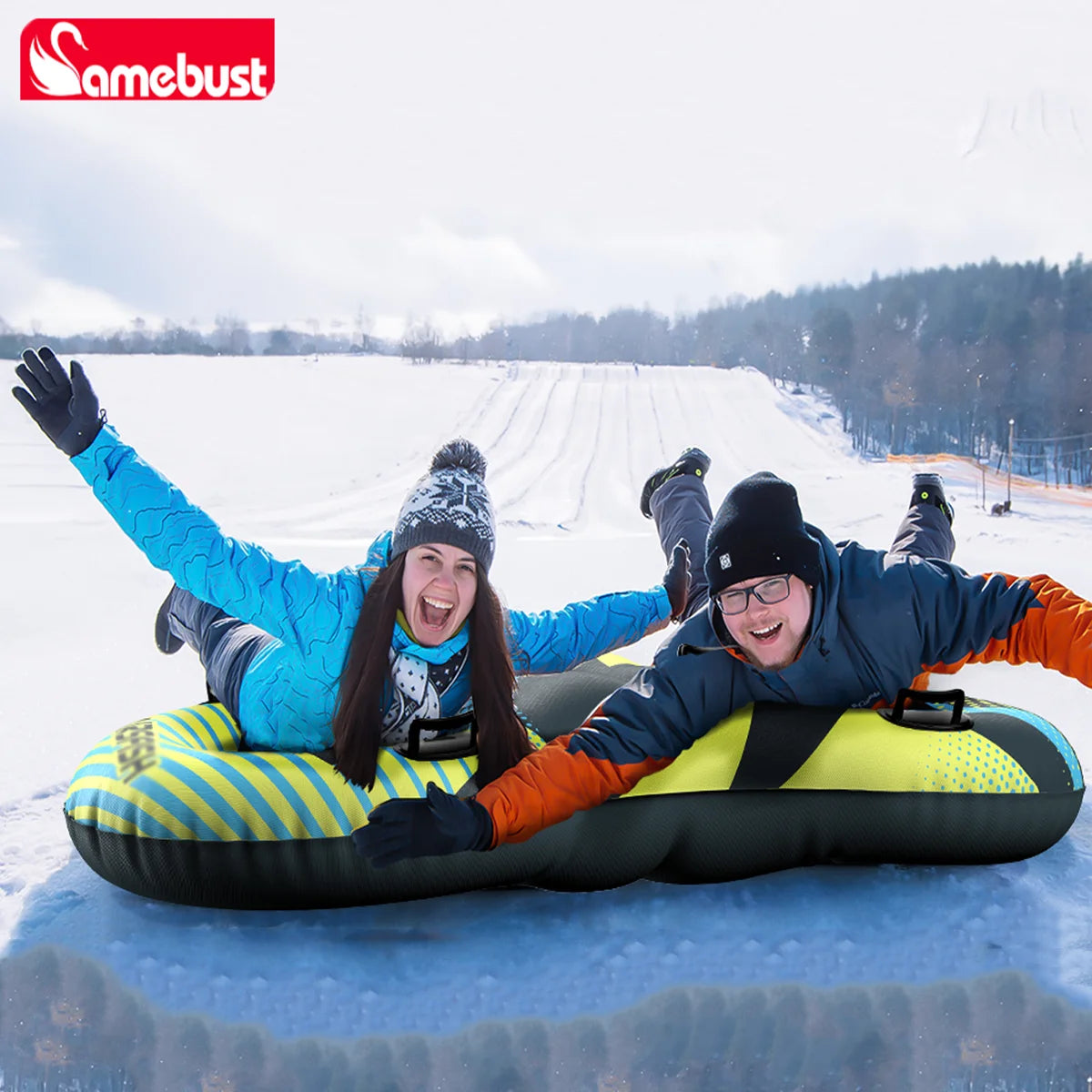 Deux personnes glissant sur une luge gonflable double place