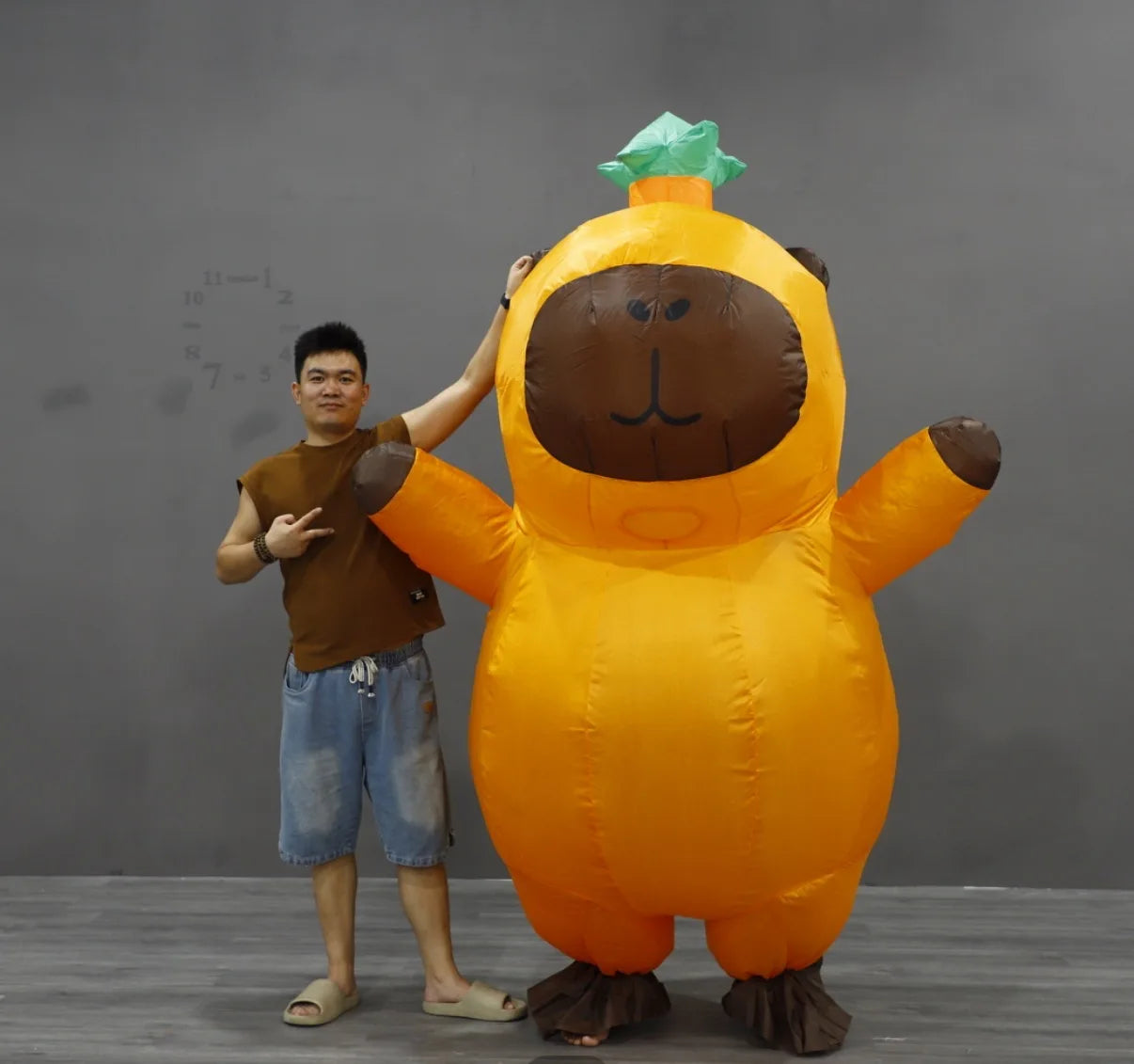 Costume gonflable Capybara utilisé en soirée déguisée