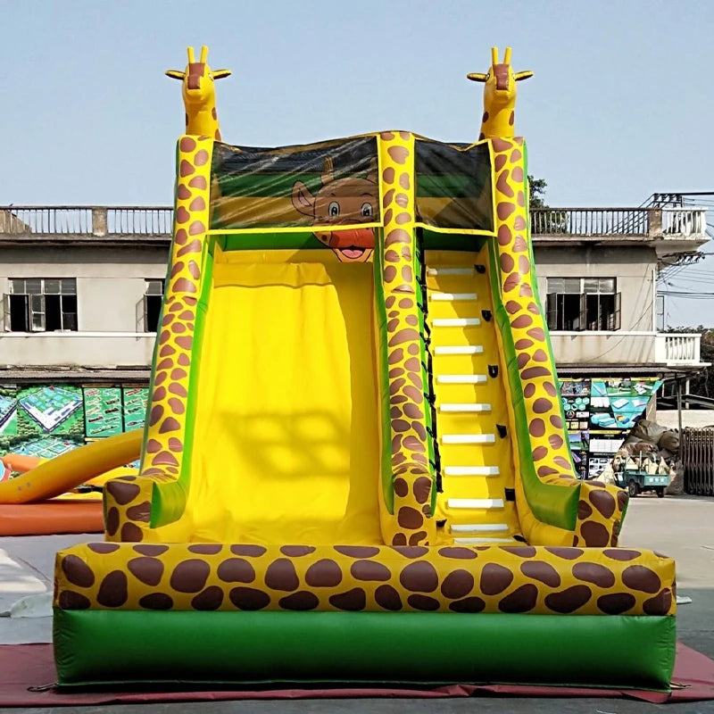 Château gonflable commercial avec mur d'escalade installé en extérieur