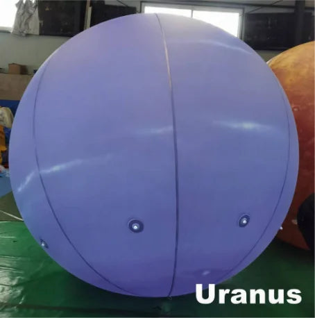 Ballon gonflable planète installé en intérieur pour une fête
