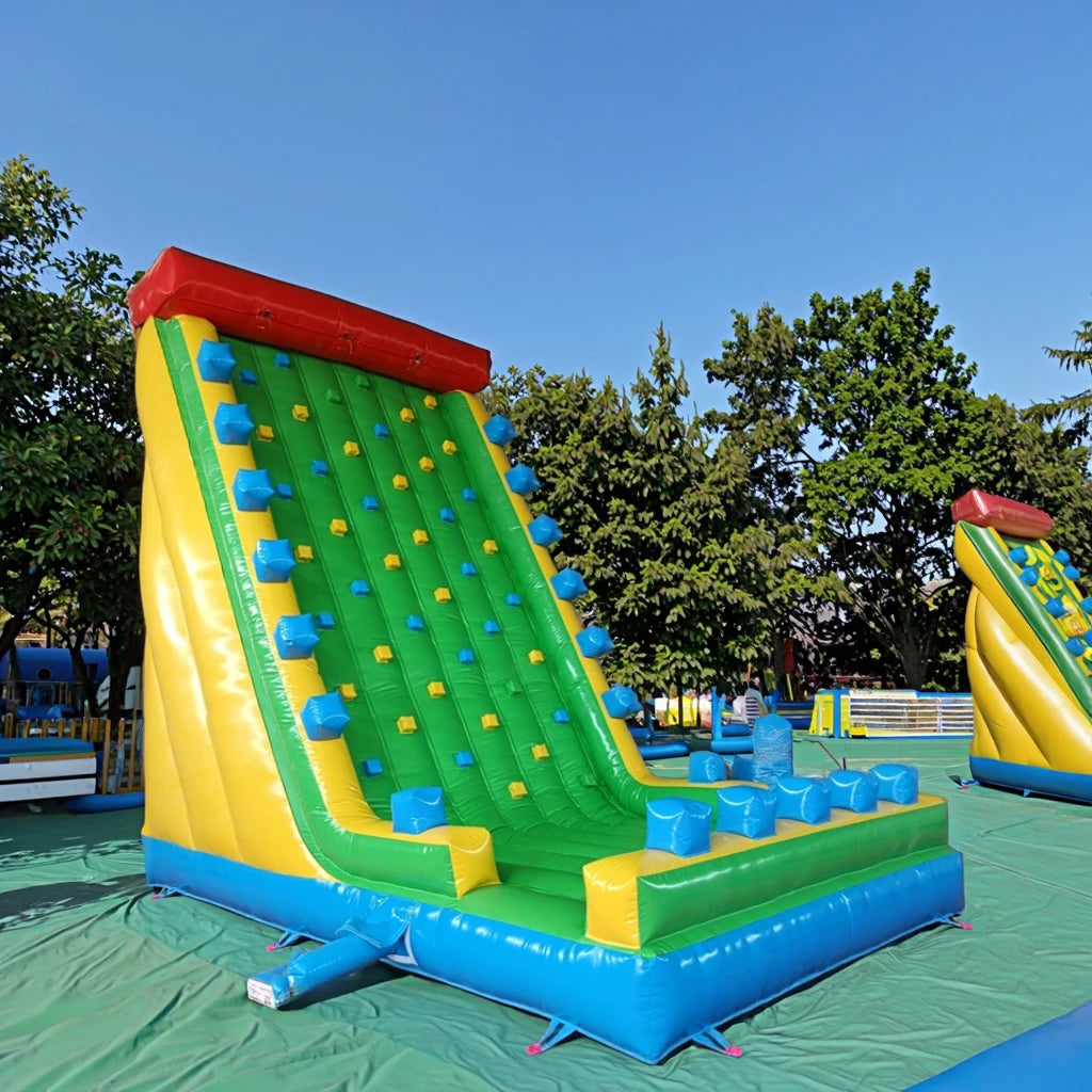 Enfants utilisant le mur d'escalade gonflable