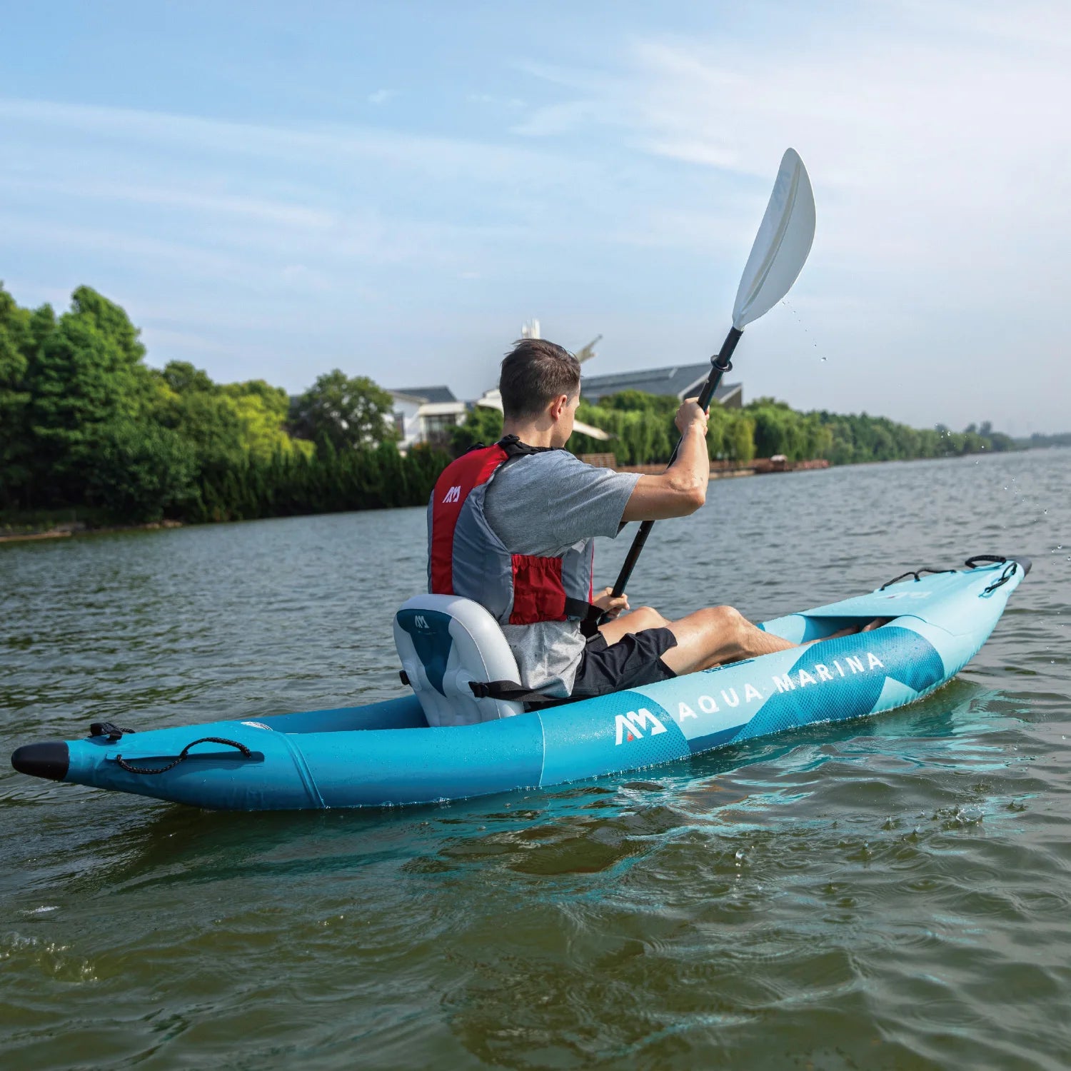Vue latérale du bateau gonflable sportif surf