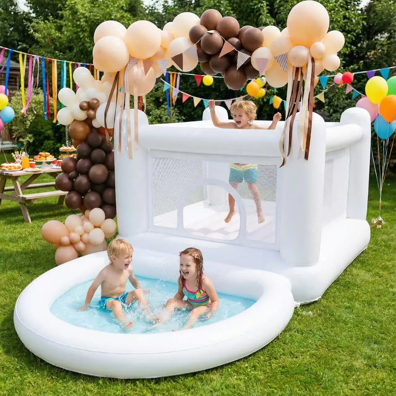 Château gonflable blanc avec piscine à balles