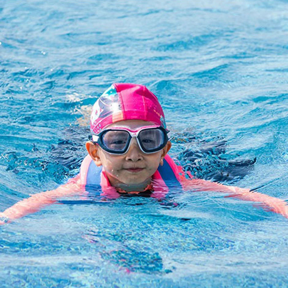 Enfant portant le gilet néoprène à la plage