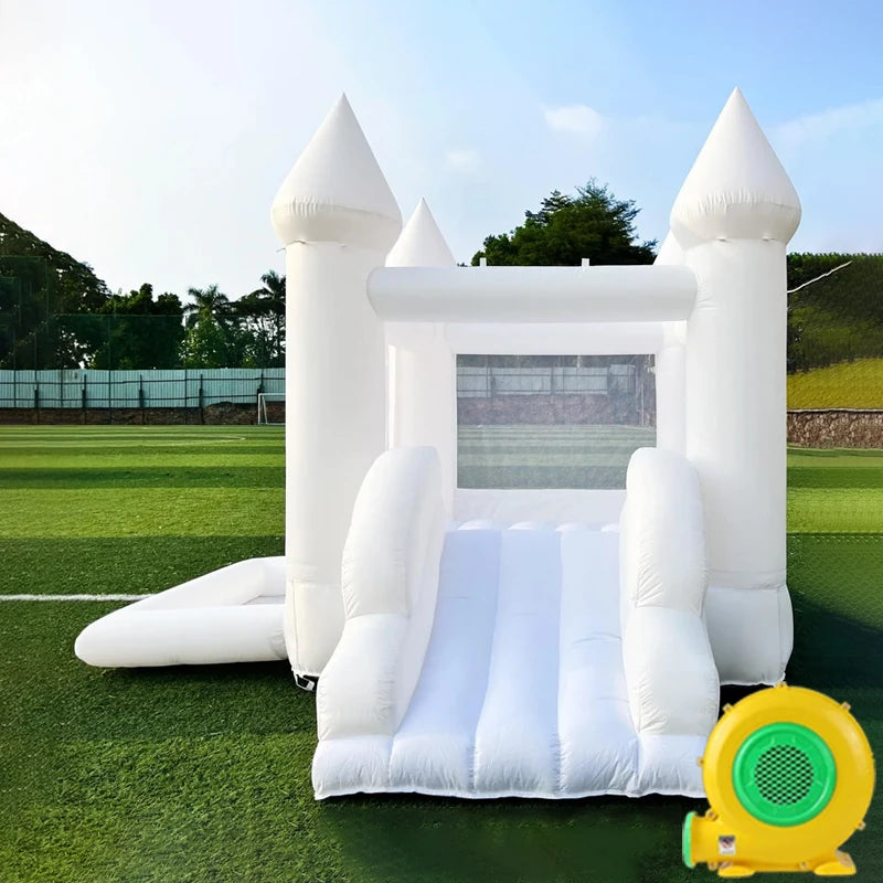 Château gonflable blanc prêt pour une fête