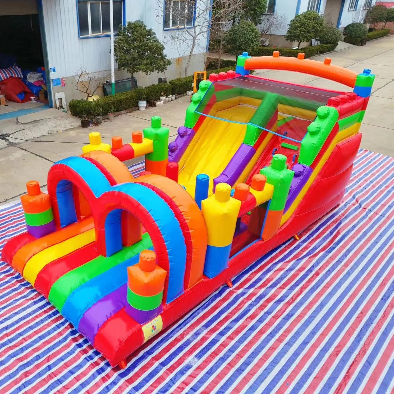 Château gonflable commercial PVC vue d'ensemble