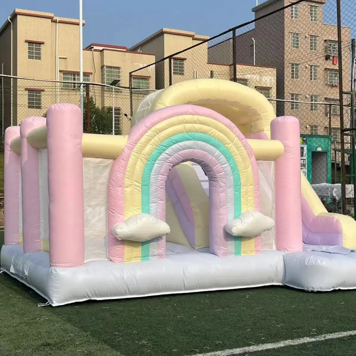 Détail du toit en tourelles du château gonflable mariage