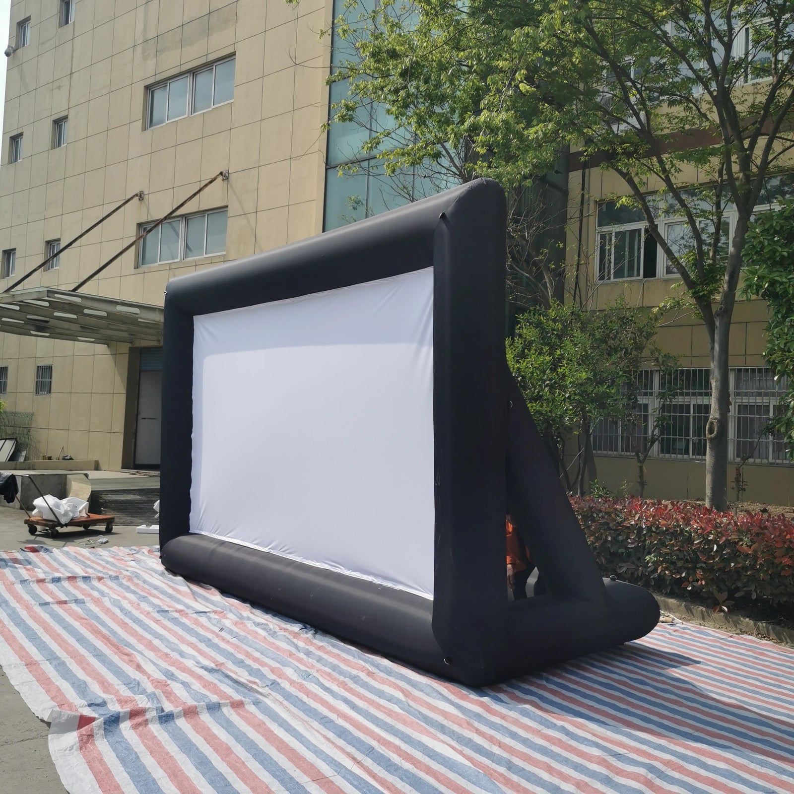 Écran projection gonflable XXL installé en extérieur