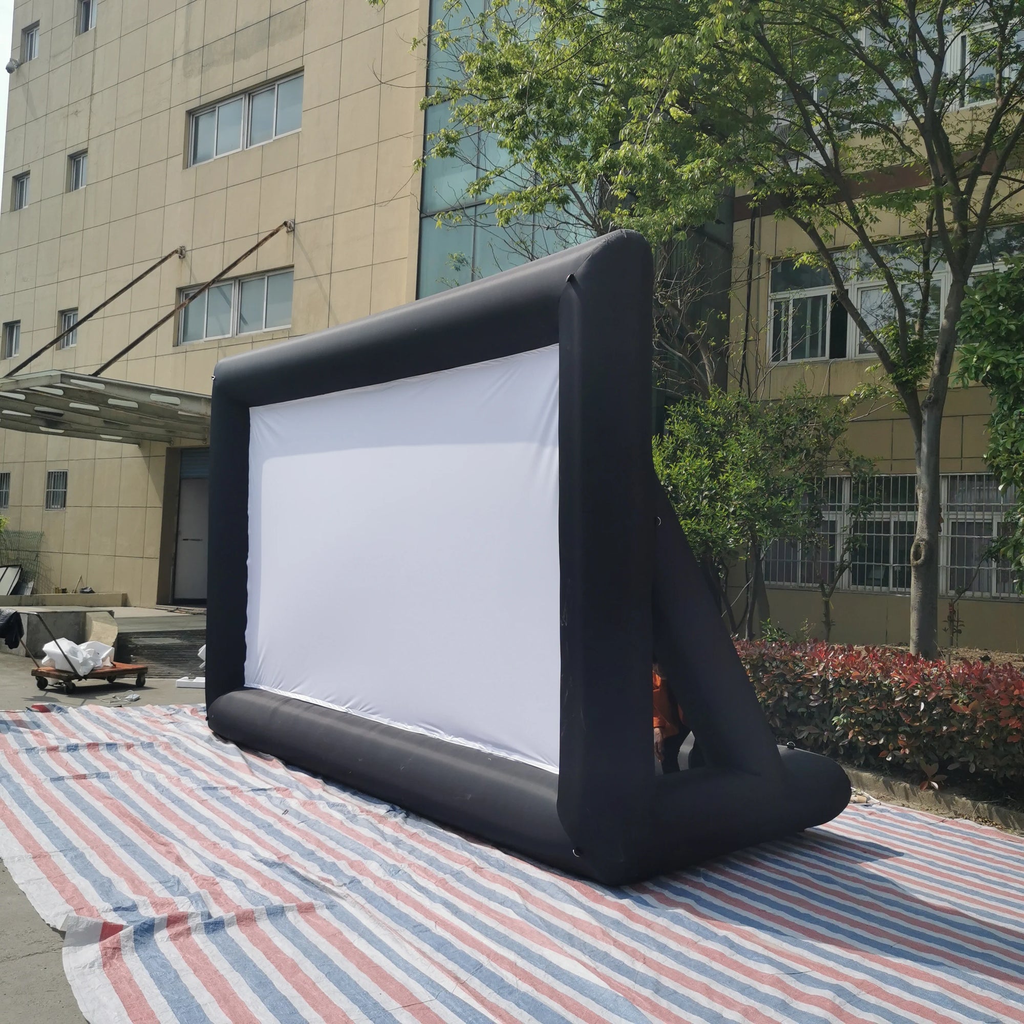 Écran projection gonflable XXL installé en extérieur