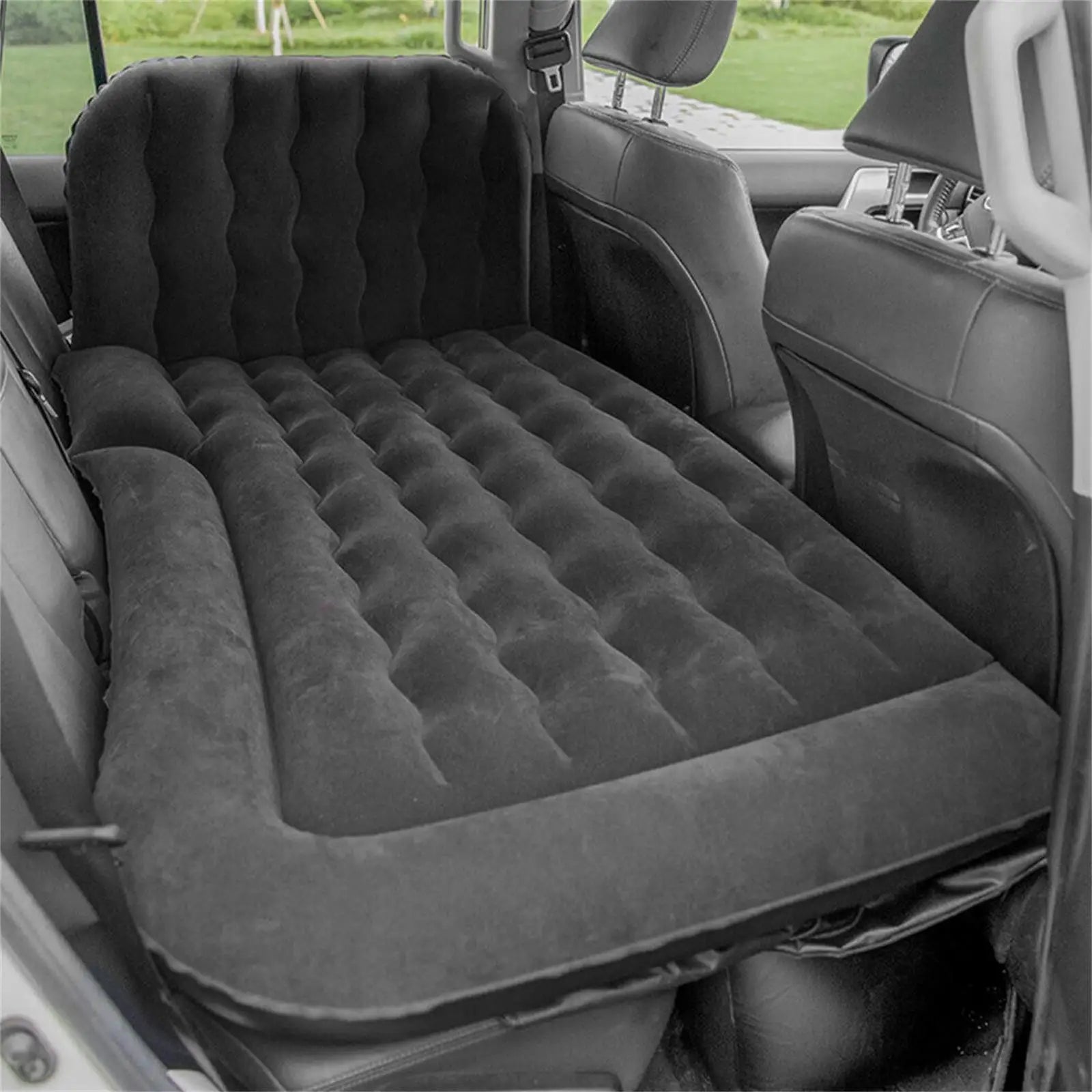 Matelas gonflable noir installé sur la banquette arrière d'un SUV
