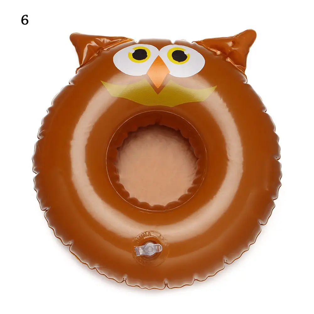 Porte-gobelet gonflable flottant modèle 21 dans la piscine