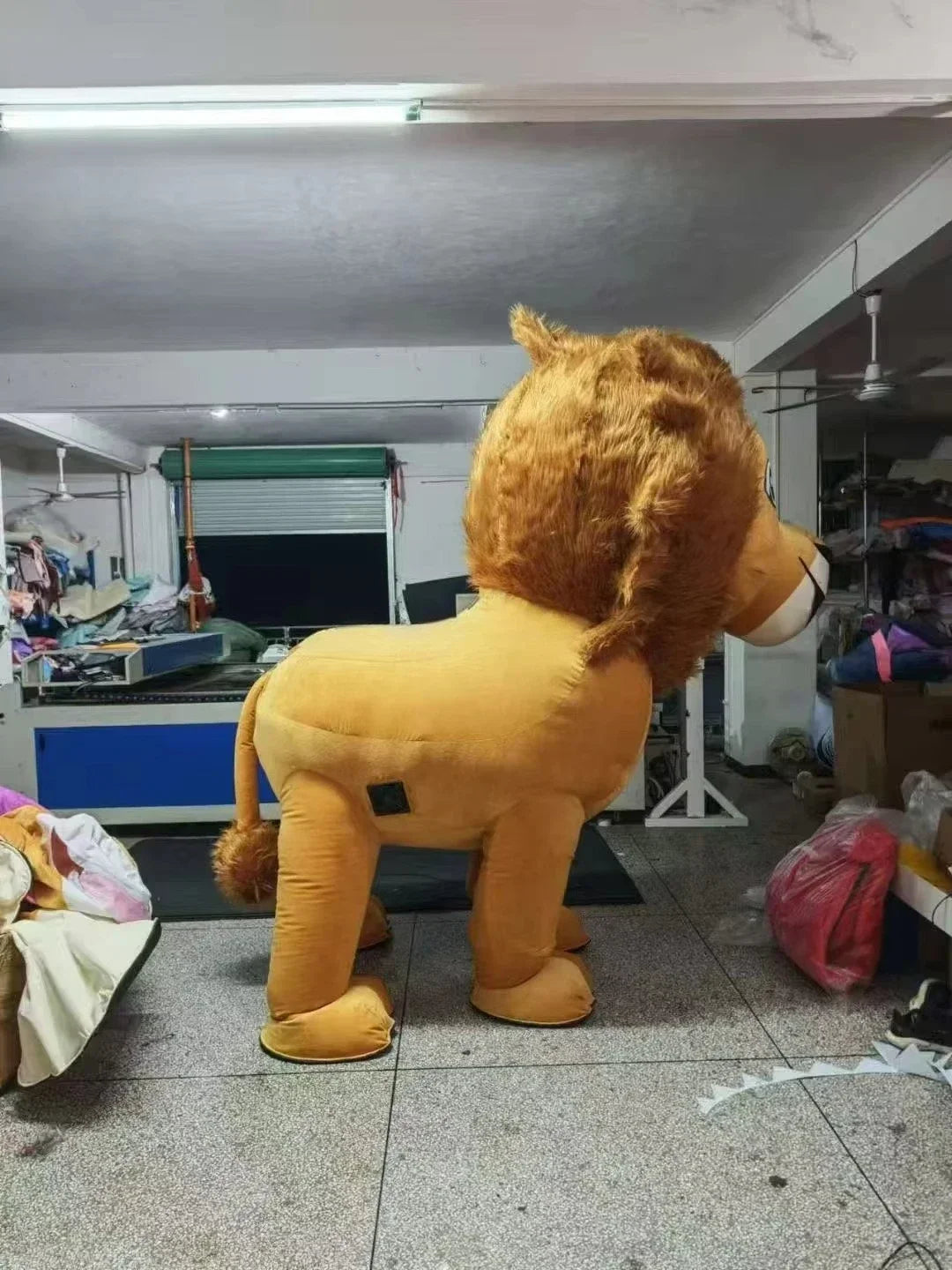 Costume gonflable lion roi 4 pattes vue de dos
