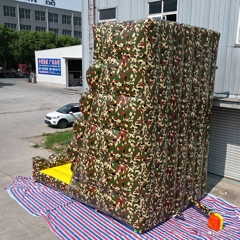 Détail du motif camouflage du mur d'escalade