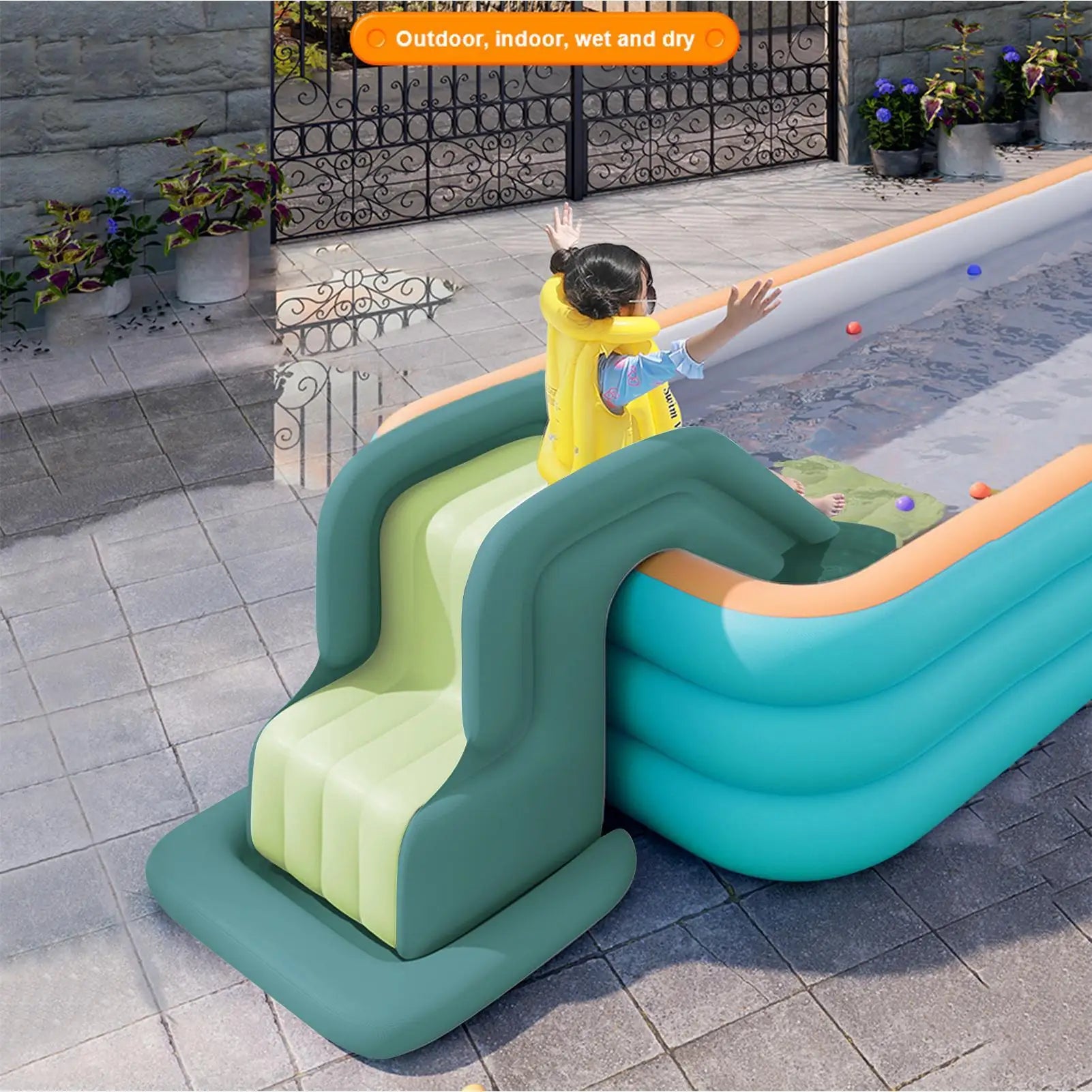 Toboggan aquatique gonflable rose vu de profil